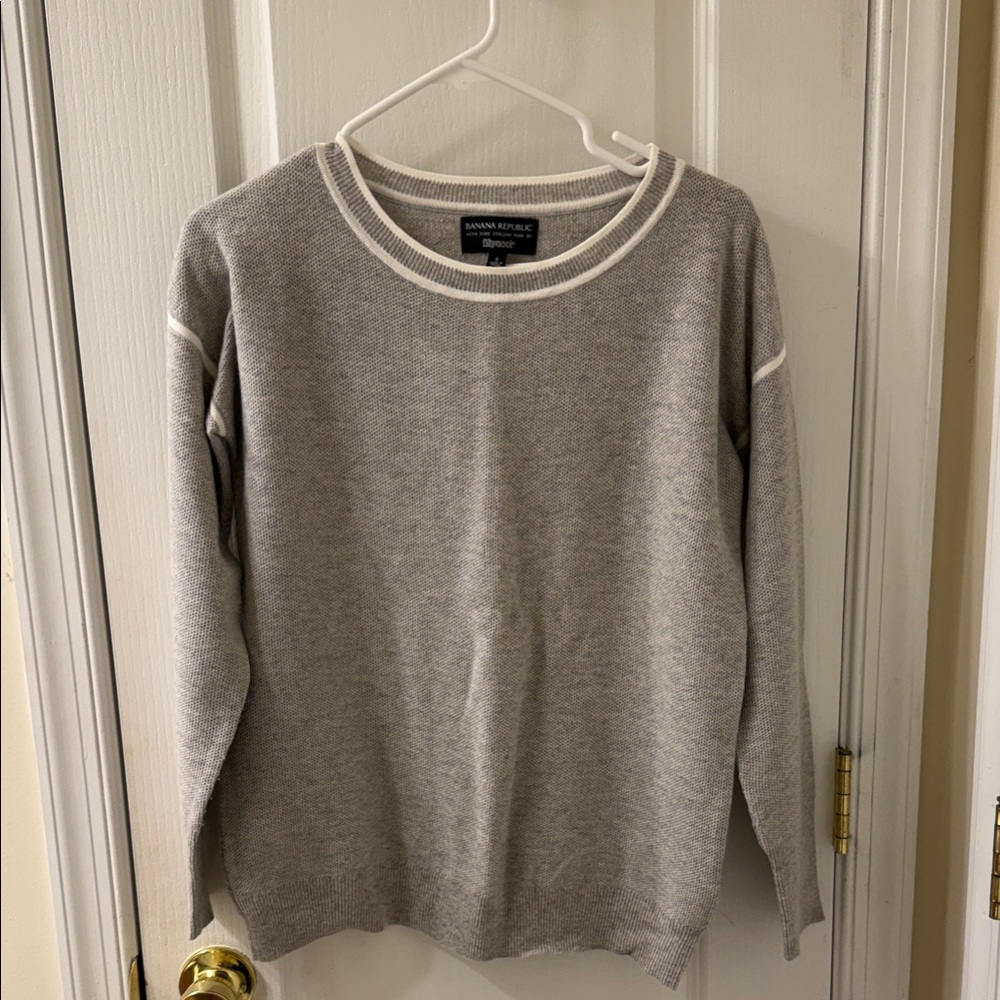 Banana Republic Light Gray Women's Crew Neck Sweater